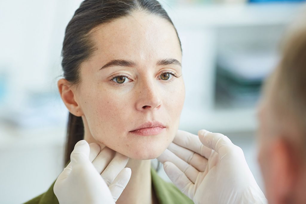 O otorrinolaringologista é o médico responsável por tratar de doenças que acometem os ouvidos, nariz e garganta.